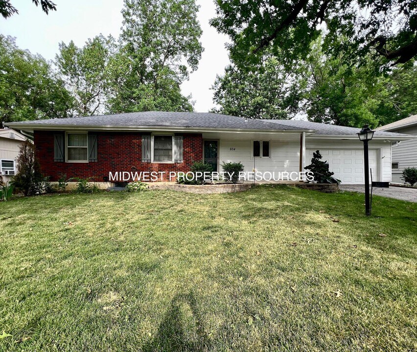 604 NE Applewood St in Lee's Summit, MO - Building Photo