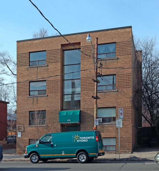 676 Mt Pleasant Rd in Toronto, ON - Building Photo