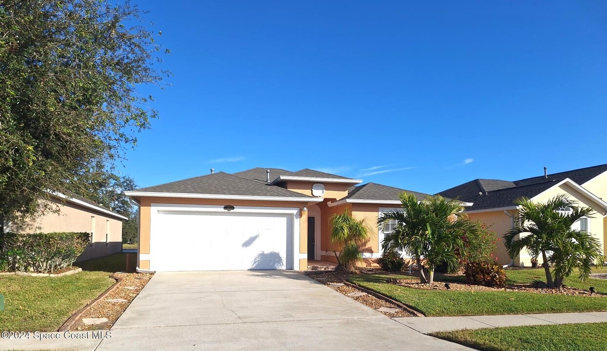 4550 Bellaluna Dr in West Melbourne, FL - Building Photo