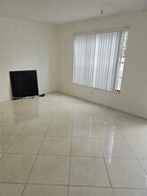 6744 SW 40th St in Davie, FL - Foto de edificio - Building Photo
