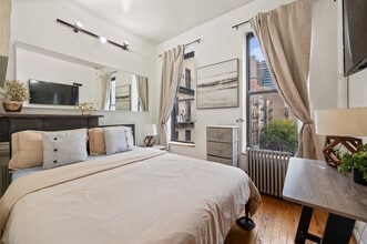 690 9th Ave in New York, NY - Foto de edificio - Building Photo