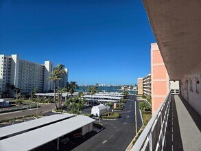 6025 Shore Blvd S, Unit 405 in Gulfport, FL - Foto de edificio - Building Photo