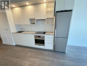 225 Village Green Square in Toronto, ON - Building Photo - Building Photo