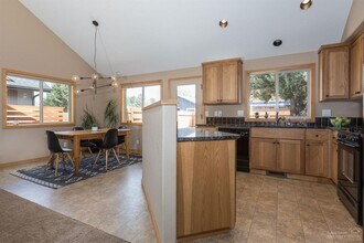 20660 NE Overton Pl in Bend, OR - Foto de edificio - Building Photo