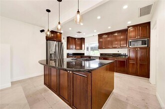 18930 Wells Dr in Los Angeles, CA - Building Photo - Building Photo