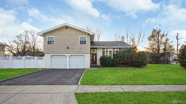 22 Marshall Ln in Westbury, NY - Building Photo - Building Photo