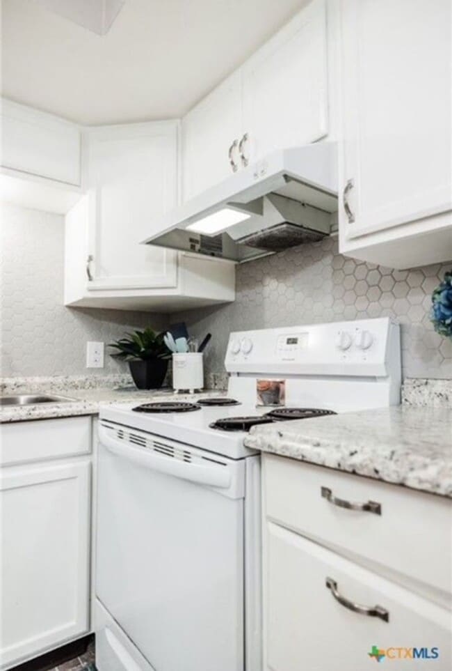 304 Palmwood Dr in Victoria, TX - Building Photo - Building Photo