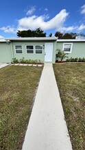 3945 Ocala Rd in Atlantis, FL - Foto de edificio - Building Photo