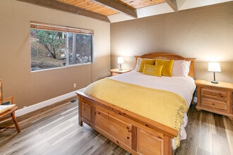 596 Pioneer Rd in Lake Arrowhead, CA - Building Photo - Building Photo