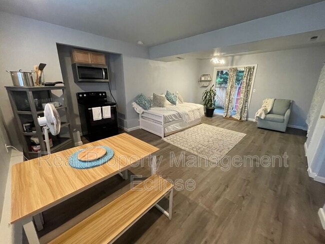 property at 916 207th Pl SE