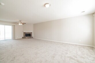 10038 Chariden Dr in Cordova, TN - Foto de edificio - Building Photo