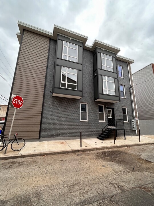 1328 S 6th St in Philadelphia, PA - Building Photo