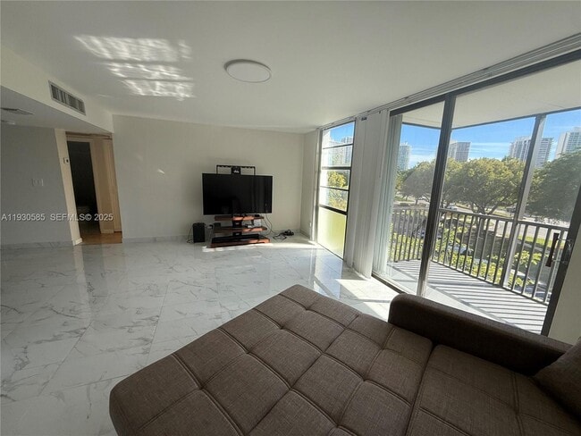 3475 N Country Club Dr in Miami, FL - Building Photo - Building Photo