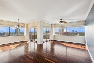 5000 Montrose Blvd in Houston, TX - Building Photo - Building Photo