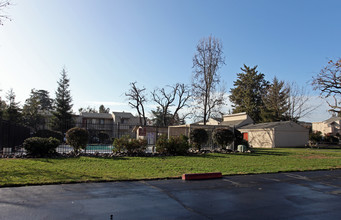 Parkwood Apartments in Turlock, CA - Foto de edificio - Building Photo