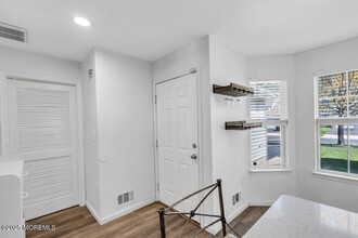 202 Iris Way in Brick, NJ - Foto de edificio - Building Photo