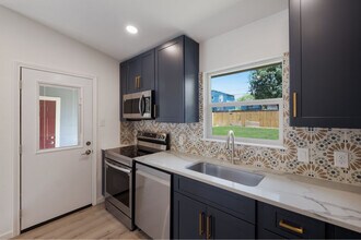 523 Gilbert Ln in San Antonio, TX - Building Photo - Building Photo