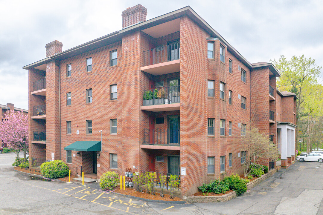 Totten Pond Village in Waltham, MA - Foto de edificio