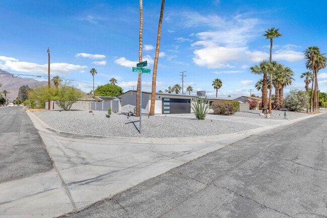 2203 E Acacia Rd N in Palm Springs, CA - Building Photo - Building Photo