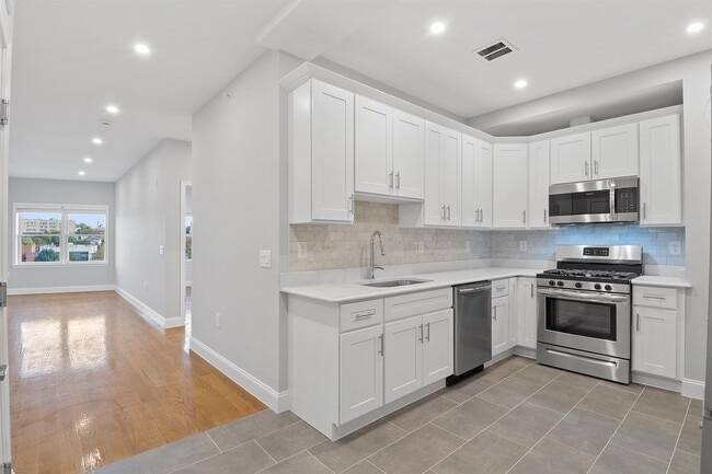 311-315-315 West Side Ave in Jersey City, NJ - Building Photo - Building Photo