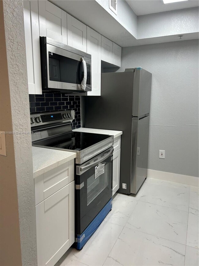 2457 Centergate Dr in Miramar, FL - Building Photo - Building Photo