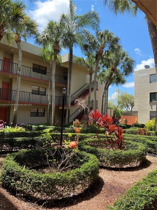 10865 SW 112th Ave in Miami, FL - Building Photo