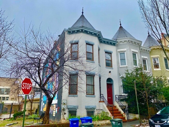 1742 Kalorama Rd NW in Washington, DC - Building Photo - Building Photo