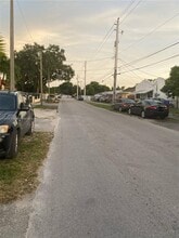 1631 NW 29th Ave in Miami, FL - Building Photo - Building Photo