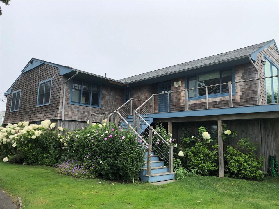 4 Bayside Ave in East Quogue, NY - Building Photo