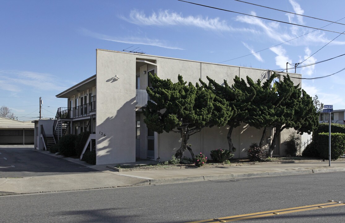 126 22nd St in Costa Mesa, CA - Foto de edificio