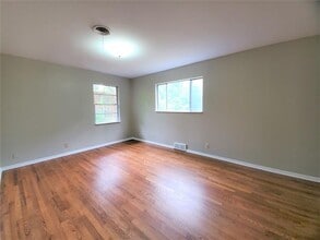 2115 Glenwood Ln in Denton, TX - Foto de edificio - Building Photo