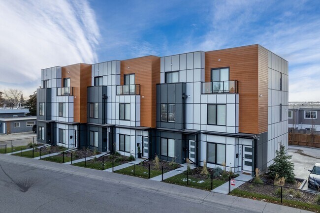 435 68 Av NW in Calgary, AB - Building Photo - Building Photo