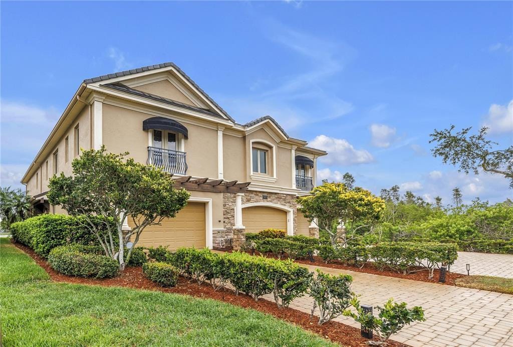 651 Saxony Blvd in St. Petersburg, FL - Building Photo