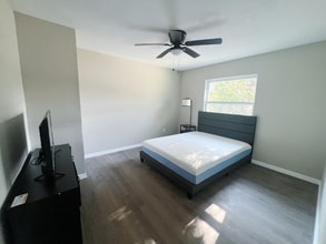 1743 W Chapel Dr in Deltona, FL - Foto de edificio - Building Photo