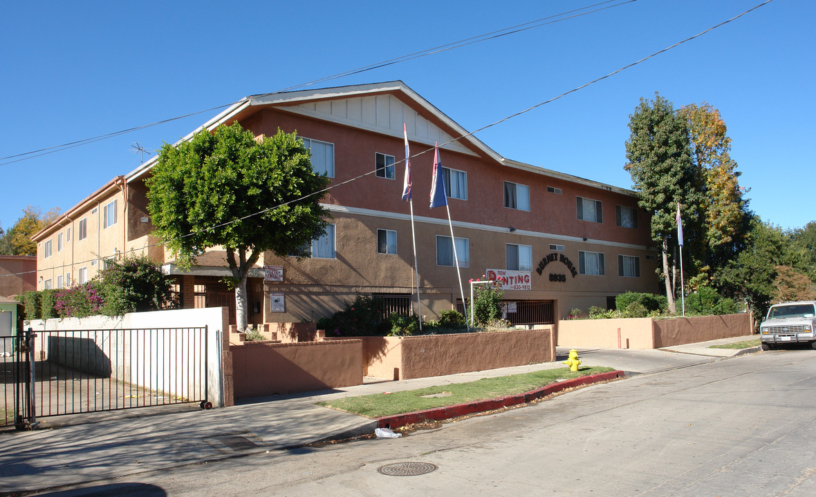 Burnet House Apartments in San Fernando, CA - Foto de edificio