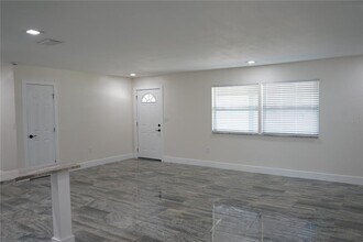 1618 Cherry Hills Dr in Sun City Center, FL - Building Photo - Building Photo