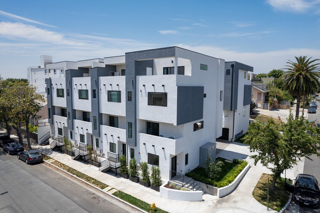 5000 W Maplewood Ave in Los Angeles, CA - Building Photo