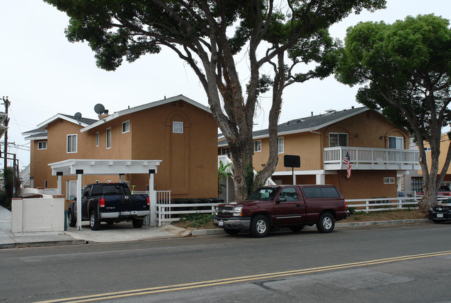 102 Avenida Dolores in San Clemente, CA - Foto de edificio - Building Photo