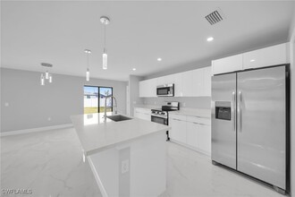 1833 NW 20th Ave in Cape Coral, FL - Building Photo - Building Photo