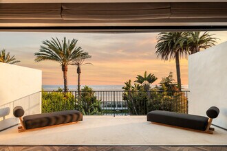 966 Palisades Beach Rd in Santa Monica, CA - Building Photo - Building Photo
