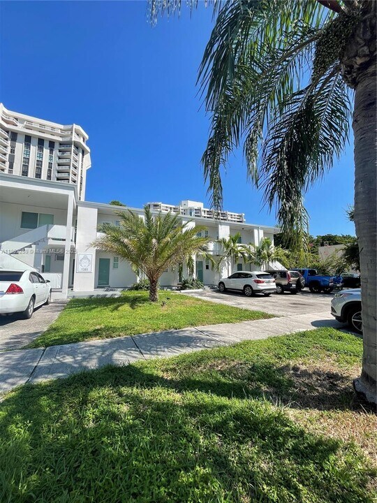 1385 NE 105th St in Miami Shores, FL - Building Photo