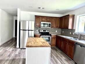 529 W Metcalfe St in Hutto, TX - Building Photo - Building Photo