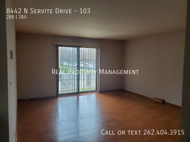 8442 N Servite Dr in Milwaukee, WI - Building Photo - Building Photo