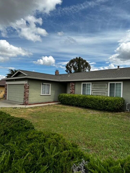 1045 Jensen Cir in Pittsburg, CA - Foto de edificio