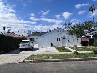 19611 Gault St in Reseda, CA - Building Photo