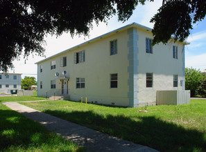 Delux Court Apartments in North Miami, FL - Building Photo - Building Photo