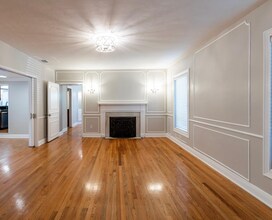 1350 Mendavia Ave in Coral Gables, FL - Foto de edificio - Building Photo