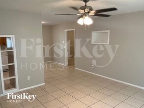 1633 Hayworth Rd in Port Charlotte, FL - Foto de edificio - Building Photo