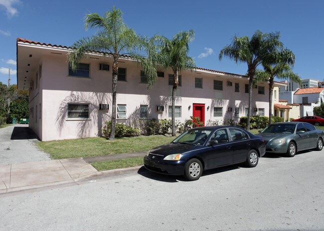 331 Madeira Ave in Coral Gables, FL - Foto de edificio - Building Photo