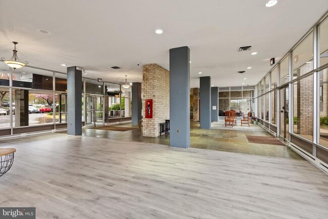 3245 Rio Dr in Falls Church, VA - Foto de edificio - Building Photo